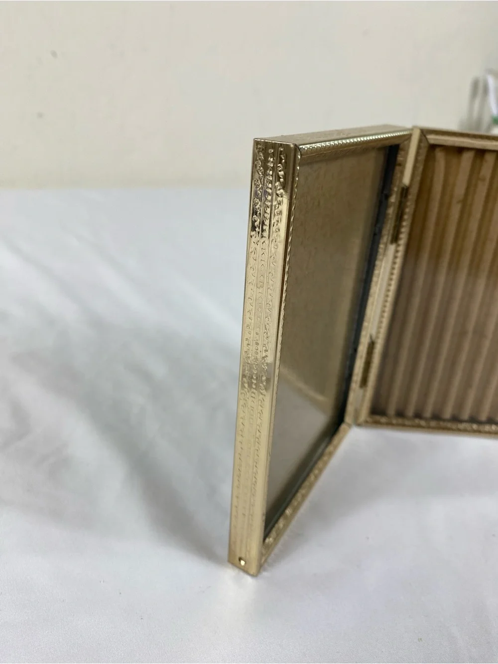 Vintage Gold Foldable Photo Frame with Ribbed Interior
